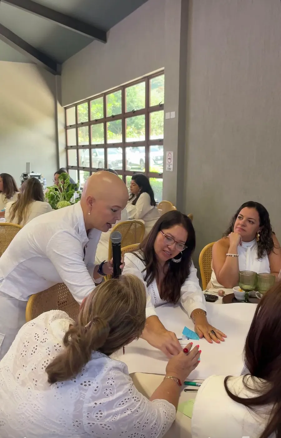 Juliana Ceballos facilitando un taller en una mesa de trabajo